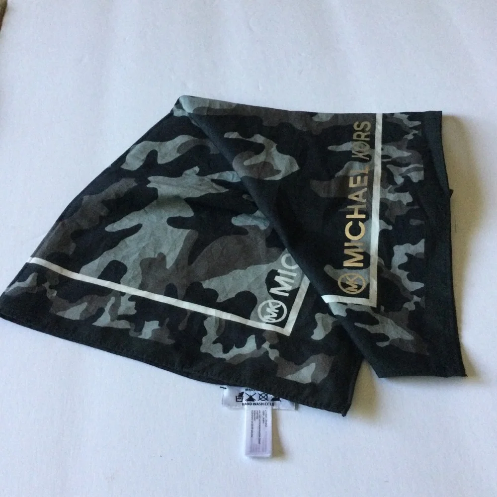 MICHAEL KORS COTTON SCARF/BANDANA BLACK AND GRAY CAMO PRINT WITH LOGO NWOT